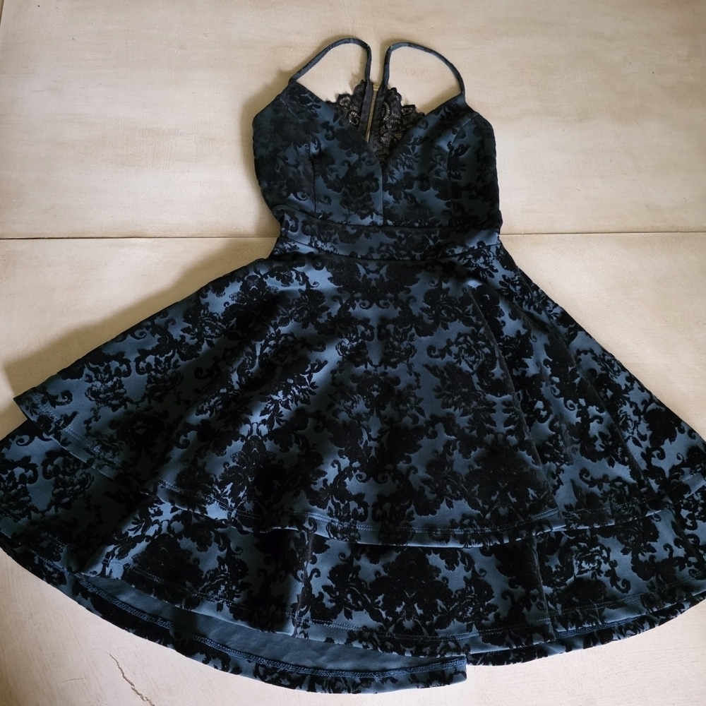 ✨ STUNNING Windsor Emerald & Black Velvet Skater Dress ✨